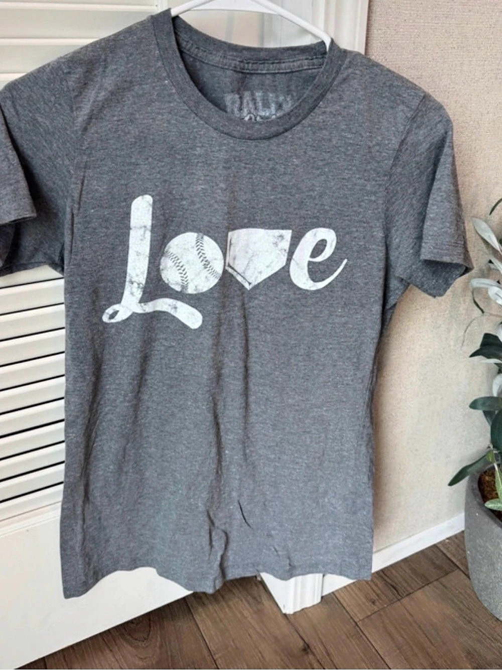 Women’s Baseball “Love” Graphic T-Shirt Gray Size M